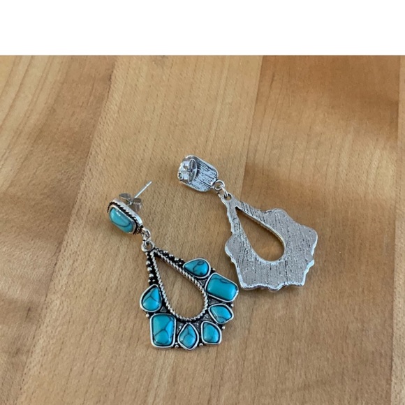 NWT
Silver and Faux Turquoise
Dangle Earrings - Picture 6 of 7